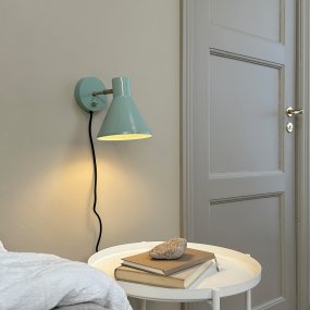 Sleep Skinnende mynte leselampe Fra Dyberg Larsen - Den mintgr&oslash;nne fargen skaper en koselig atmosf&aelig;re, mens detaljene i antikk messing gir et ekstra niv&aring;; av eleganse.