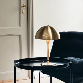 Lyon 30cm Messing bordlampe Fra Dyberg Larsen - Med sitt klassiske design og moderne materialvalg er bordlampen Lyon et sofistikert valg for hjemmet, som kombinerer eleganse og funksjon på en perfekt søtsak.