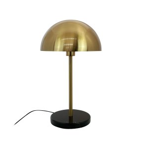 Nancy 50cm Messing/svart bordlampe Fra Dyberg Larsen - Den store kuppelen sørger for en myk og jevn lysstrøm, noe som gjør lampen perfekt for å bære arbeids- og stemningsbelysning.