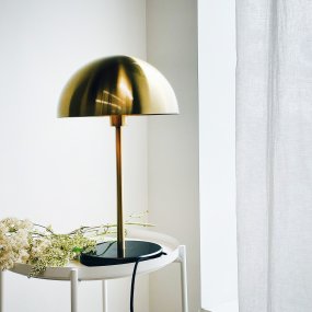 Nancy 50cm Messing/svart bordlampe Fra Dyberg Larsen - Den store kuppelen sørger for en myk og jevn lysstrøm, noe som gjør lampen perfekt for å bære arbeids- og stemningsbelysning.
