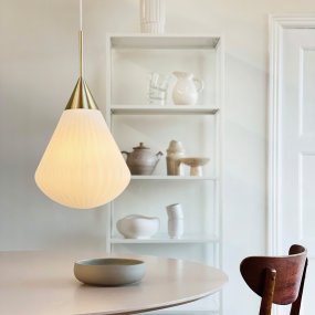 Ballon Ø33 Hvit Fra Dyberg Larsen - Med sin moderna form och stilrena material &auml;r Ballon Pendant det perfekta valet f&ouml;r den som vill f&ouml;rena ljus och elegans &ndash; en funktionell och tidl&ouml;s designklassiker.