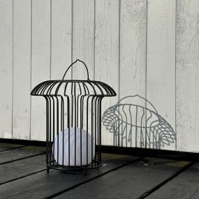 Basket 32cm Svart Fra Dyberg Larsen - &nbsp; Lyktan laddas enkelt med medf&ouml;ljande USB-kabel, vilket g&ouml;r att du kan njuta av dess vackra ljus &aring;ret om (adapter ing&aring;r ej).