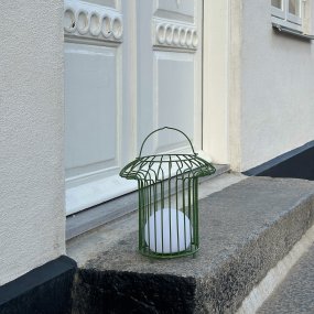 Basket 32cm Grønn Fra Dyberg Larsen - &nbsp; Lyktan laddas enkelt med medf&ouml;ljande USB-kabel, vilket g&ouml;r att du kan njuta av dess vackra ljus &aring;ret om (adapter ing&aring;r ej).