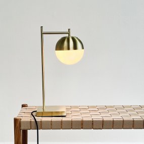Caen 45cm Messing/hvit bordlampe Fra Dyberg Larsen - Caen bordlampen er laget av børstet messing og har en vakker glasskuppel som gir et varmt og mykt lys.