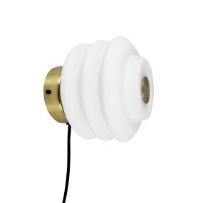 Diva Ø18 Hvit vegglampe Fra Dyberg Larsen - Laget av munnblåst opalglass og med en kompakt størrelse på 15 cm i høyden og 16 cm i diameter, vil Diva være en elegant funksjon i alle rom.
