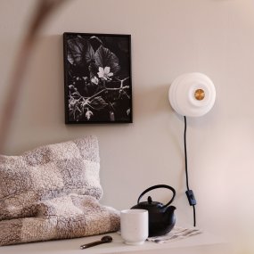 Diva Ø18 Hvit vegglampe Fra Dyberg Larsen - Laget av munnblåst opalglass og med en kompakt størrelse på 15 cm i høyden og 16 cm i diameter, vil Diva være en elegant funksjon i alle rom.