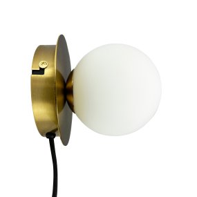 Sia Ø12 Messing vegglampe Fra Dyberg Larsen - Gi hjemmet ditt et snev av sofistikert og moderne stil med Sia-vegglampen, en vakker kreasjon fra Dyberg Larsen som legemliggjør dansk design.