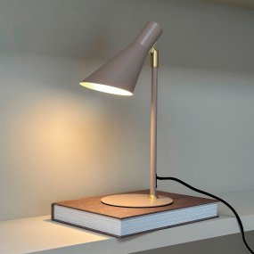 DL12 40cm Beige skrivebordslampe Fra Dyberg Larsen - DL12 er enkel i uttrykket og smelter lett inn i ulike interiører og rom.