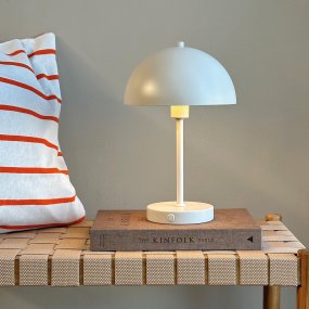 Stockholm 30cm Perlehvit bærbar Fra Dyberg Larsen - Med tre justerbare lysstyrkeniv&aring;er &ndash; 100 %, 50 % og 25 % &ndash; du kan enkelt justere lyset til dine behov, alt med et enkelt trykk p&aring; en knapp p&aring; lampefoten.