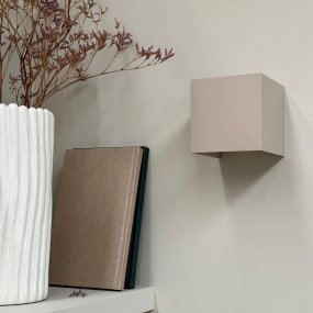 Venus 10cm Beige vegglampe Fra Dyberg Larsen - Med en lysdiffusjon p&aring; 10 til 120 grader Venus gir deg full kontroll over lyset i hjemmet ditt.