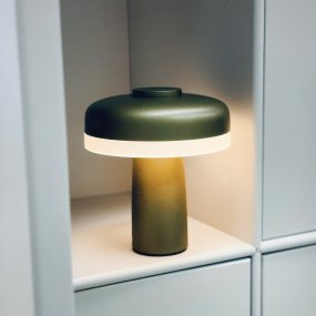 Porter 16cm Metallisk grønn bærbar Fra Dyberg Larsen - Porter LED oppladbar bordlampe er en moderne og funksjonell lampe med unikt design hvor lyset kommer fra kanten, som gir et behagelig og jevnt lys.