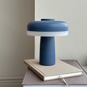 Porter 16cm Indigo bærbar Fra Dyberg Larsen - Porter LED oppladbar bordlampe er en moderne og funksjonell lampe med unikt design hvor lyset kommer fra kanten, som gir et behagelig og jevnt lys.