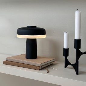 Porter 16cm Svart bærbar Fra Dyberg Larsen - Porter LED oppladbar bordlampe er en moderne og funksjonell lampe med unikt design hvor lyset kommer fra kanten, som gir et behagelig og jevnt lys.