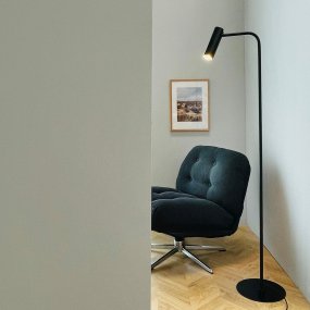 Skagerrak Svart gulvlampe Fra Dyberg Larsen - Den er laget av robust metall med en svart finish, som gir et raffinert, men likevel diskré inntrykk.