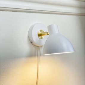 Lilje Hvit leselampe Fra Dyberg Larsen - Den justerbara sk&auml;rmen kan b&aring;de lutas och vridas, vilket g&ouml;r det enkelt att anpassa ljuset efter behov och skapa r&auml;tt st&auml;mning i rummet.
