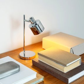 Ocean Mini 28cm Krom bærbar Fra Dyberg Larsen - Fulladet p&aring; omtrent 6 timer, og den lyser i opptil 20 timer p&aring; laveste lysstyrke og opptil 4 timer p&aring; h&oslash;yeste.