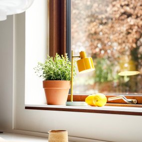 Ocean Mini 28cm Flerfarget bærbar Fra Dyberg Larsen - Fulladet p&aring; omtrent 6 timer, og den lyser i opptil 20 timer p&aring; laveste lysstyrke og opptil 4 timer p&aring; h&oslash;yeste.