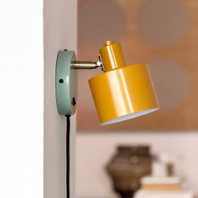 Ocean 16cm Flerfarget Fra Dyberg Larsen - Stangen og armen i h&aring;ndpolert messingfinish gir et unikt uttrykk, og det dype fargevalget skaper en harmonisk helhet.