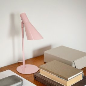 DL12 Mini 40cm Rosa skrivebordslampe Fra Dyberg Larsen - Den er utstyrt med en skjerm som kan både roteres og vippes, noe som gjør det enkelt å rette lyset etter behov.