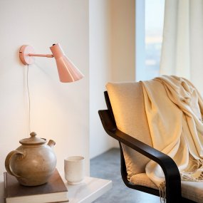 DL12 Rosa leselampe Fra Dyberg Larsen - Lampen har en bevegelig skjerm som gj&oslash;r det enkelt &aring; rette lyset etter behov, perfekt som leselampe p&aring; soverommet eller ved lenestolen i stuen.