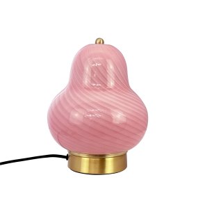 Lucy 20cm Rosa bordlampe Fra Dyberg Larsen - Perfekt som et dekorativt element i stuen, soverommet eller gangen, sprer den et mykt og varmt lys som skaper en koselig atmosfære.