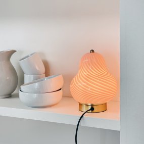 Lucy 20cm Rosa bordlampe Fra Dyberg Larsen - Perfekt som et dekorativt element i stuen, soverommet eller gangen, sprer den et mykt og varmt lys som skaper en koselig atmosfære.