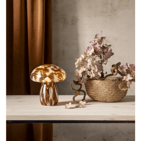 Funghi 17cm Brun bordlampe Fra Star Trading - Den sprer en myk, varm hvit gl&oslash;d som skaper en koselig f&oslash;lelse p&aring; et bord, en benk eller i et vindu.