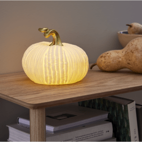 Pumpkin 15cm Hvit Fra Star Trading - Lampen drives av 2 AAA-batterier (ikke inkludert) og har en praktisk timerfunksjon som lyser i 6 timer og er av i 18 timer, og gjentar seg.