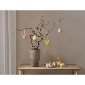 Esther Flerfarget Fra Star Trading - Dekorativ p&aring;skedekorasjon i et sett med 2 p&aring;skekyllinger og 2 egg i blank porselen.