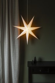 Papirstjerne Ø78 Hvit Fra Konstsmide - Det enkle, elegante designet sprer et mykt og behagelig lys som gir en harmonisk f&oslash;lelse i advent og jul.