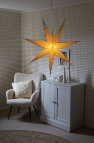 Papirstjerne Ø78 Beige Fra Konstsmide - Det enkle, elegante designet sprer et mykt og behagelig lys som gir en harmonisk f&oslash;lelse i advent og jul.