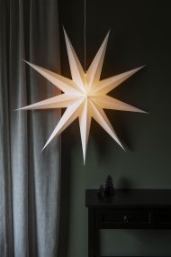 Papirstjerne Ø115 Hvit Fra Konstsmide - Det enkle, elegante designet sprer et mykt og behagelig lys som gir en harmonisk f&oslash;lelse i advent og jul.
