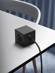Square 1 with 30W Dual USBC & Magnetic base, 1.8m Svart Fra Avolt - Styreskinne fra Avolt med et stilig design med lang PVC-ledning, en kube laget av resirkulert plast og en magnetisk plate i bunnen slik at den kan henges p&aring; veggen.