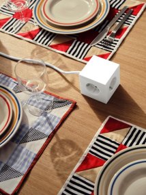 Square 1 with 30W Dual USBC & Magnetic base, 1.8m, Martinelli Luce edition Hvit Fra Avolt - Styreskinne fra Avolt med et stilig design med lang PVC-ledning, en kube laget av resirkulert plast og en magnetisk plate i bunnen slik at den kan henges p&aring; veggen.