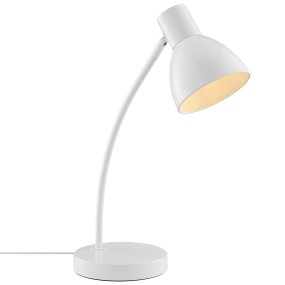 Jerry 43cm Hvit skrivebordslampe Fra Brilliant - Det justerbare lampehodet gj&oslash;r det enkelt &aring; rette lyset akkurat dit det trengs &ndash; perfekt for et skrivebord, en l&aring;s eller en arbeidsplass hjemme.