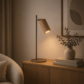 Lakewood 46cm Brun skrivebordslampe Fra Brilliant - Lakewood bordlampe kombinerer brunt metall med lyst, riflet treverk og skaper et varmt og naturlig uttrykk.