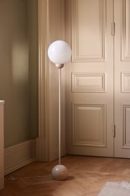 Ripley Beige gulvlampe Fra Globen Lighting - Lampen er laget av metall og har en glasskuppel i opalhvitt glass som sprer et herlig lys.