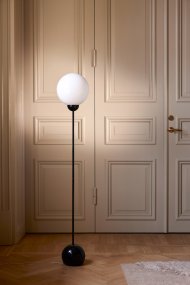 Ripley Svart gulvlampe Fra Globen Lighting - Lampen er laget av metall og har en glasskuppel i opalhvitt glass som sprer et herlig lys.