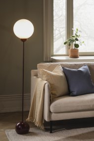 Ripley Burgunder gulvlampe Fra Globen Lighting - Ripley er en stilig gulvlampe i jern med en dyp burgunderfarge og en rund skjerm i opalhvitt glass.