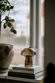 Fungo 20cm Brun bordlampe Fra Globen Lighting - Hver lampe er munnblåst og unik, noe som betyr at variasjoner i farge, glasstykkelse og antall bobler forekommer.
