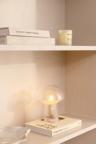 Fungo 20cm Gjennomsiktig bordlampe Fra Globen Lighting - Hver lampe er munnbl&aring;st og unik, noe som betyr at variasjoner i farge, glasstykkelse og antall bobler forekommer.