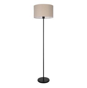 Feniglia Beige gulvlampe Fra Eglo - Lampen har en svart metallramme og en linskjerm med en varm, naturlig farge som skaper et mykt og behagelig lys.