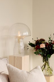 Fungo 42cm Gjennomsiktig bordlampe Fra Globen Lighting - Hver lampe er munnblåst og unik, noe som betyr at variasjoner i farge, glasstykkelse og antall bobler forekommer.