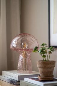Fungo 30cm Rosa bordlampe Fra Globen Lighting - Hver lampe er munnbl&aring;st og unik, noe som betyr at variasjoner i farge, glasstykkelse og antall bobler forekommer.