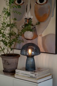 Fungo 30cm Blå bordlampe Fra Globen Lighting - Hver lampe er munnbl&aring;st og unik, noe som betyr at variasjoner i farge, glasstykkelse og antall bobler forekommer.
