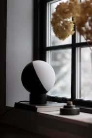 Contur 24cm Svart bordlampe Fra Globen Lighting - Lampen er laget av matt hvitt glass, hvorav halvparten er lasert i matt svart, lyset siver fint gjennom det hvite glasset.