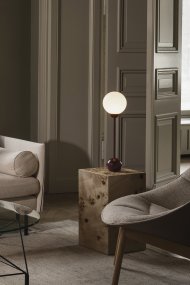 Ripley 52cm Burgunder Fra Globen Lighting - Den slanke formen og de avrundede detaljene gir lampen et moderne og lekent uttrykk, mens glassskjermen sprer et mykt og behagelig lys.
