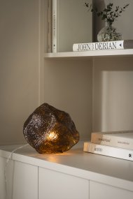 Valerie 22cm Brun bordlampe Fra Globen Lighting - Valerie, en bordlampe formet som en stein som kombinerer håndverk og design.