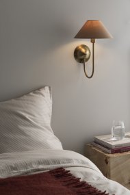 Iris 32cm Messing/brun Fra Globen Lighting - Den mykt buede armen er kombinert med en brun tekstilskjerm som skaper et varmt og klassisk uttrykk.