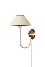 Iris 32cm Messing/kremhvit vegglampe Fra Globen Lighting - Den mykt buede armen er kombinert med en kremhvit tekstilskjerm som skaper et varmt og klassisk uttrykk.